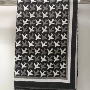Airplane Pattern Scarf
35% cashmere 65% blend
Length 185 cm
Width 65 cm